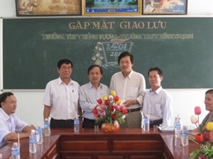 TRƯỜNG THPT HÙNG VƯƠNG THĂM, TẶNG QUÀ VÀ GIAO LƯU BÓNG CHUYỀN VỚI TRƯỜNG THPT VĨNH THẠNH